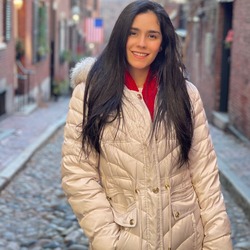la imagen puede contener a una mujer cabello largo liso,vestida de chaqueta y sonriendo.